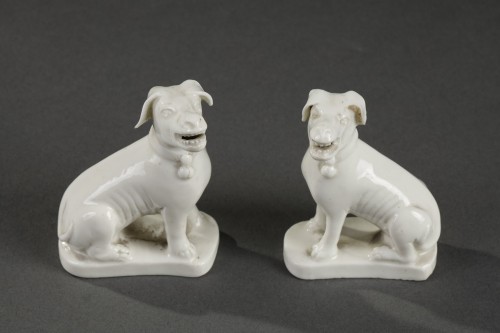 Paire de chiens en porcelaine de Chine XVIIIe siècle - Galerie Théorème