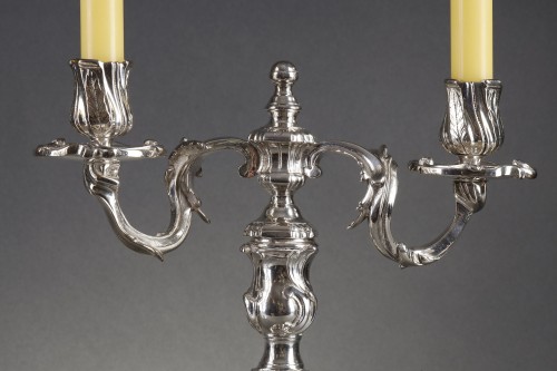 Paire de candélabres à deux branches en bronze du XVIIIe siècle - Luminaires Style Louis XV