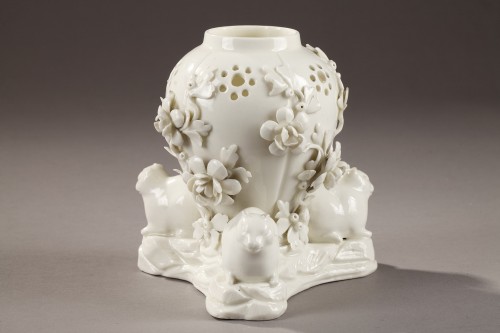 Saint-Cloud soft-paste porcelain potpourri circa 1740-1750 - Porcelain & Faience Style Louis XV