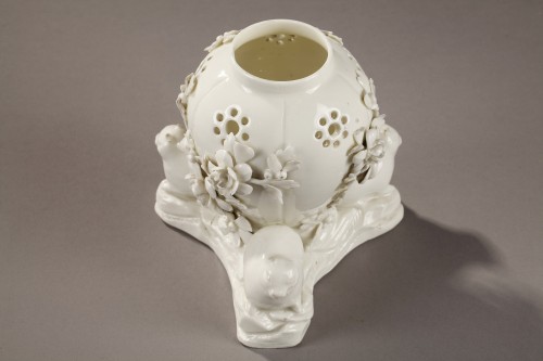 Pot-pourri en porcelaine tendre de Saint-Cloud circa 1740-1750 - Galerie Théorème