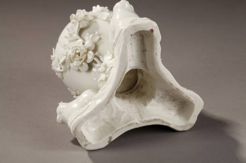 18th century - Saint-Cloud soft-paste porcelain potpourri circa 1740-1750