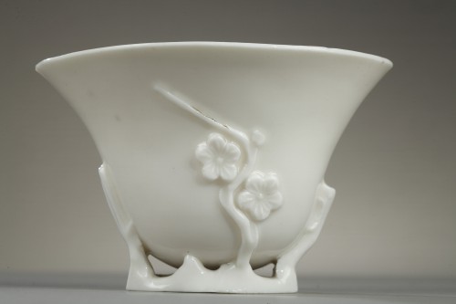 Céramiques, Porcelaines  - Coupe à libation Blanc de Chine période KANGXI 1662-1722