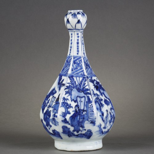 Chinese porcelain bottle vase Ming dynasty - Asian Works of Art Style 