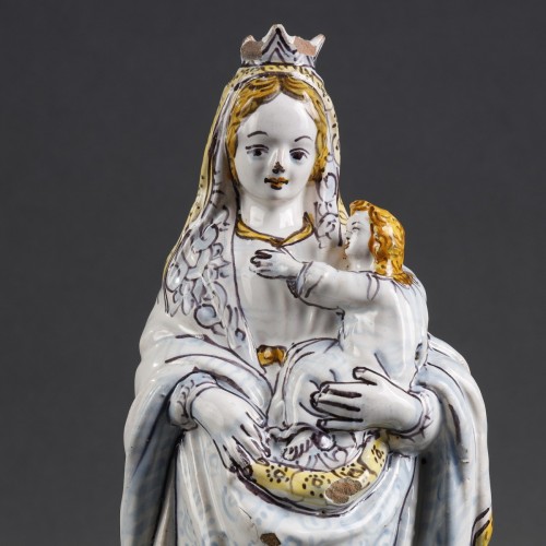 Céramiques, Porcelaines  - Vierge à l'enfant faïence de Nevers XVIIe siècle