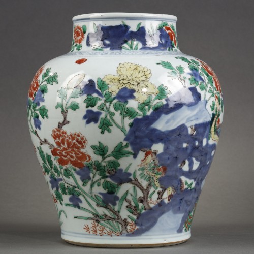 Chinese porcelain vase Wucai SHUNZHI period (1644-1661) - Asian Works of Art Style 