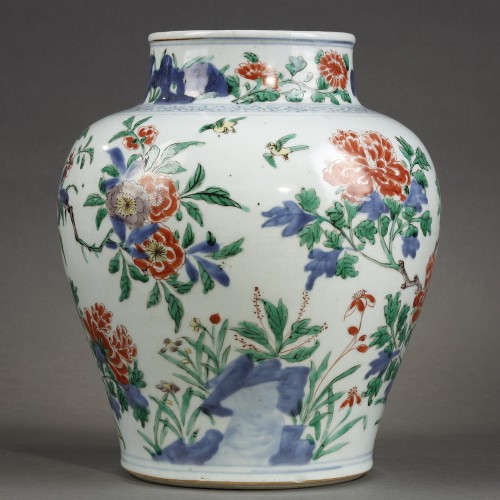 Asian Works of Art  - Chinese porcelain vase Wucai SHUNZHI period (1644-1661)