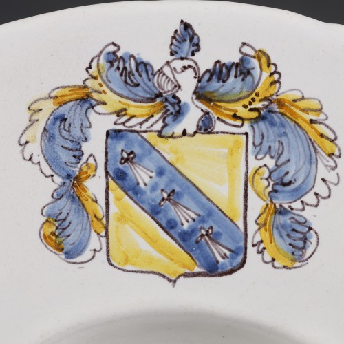 Plat à la Cardinal armorié en faïence de Nevers début XVIIe siècle - Céramiques, Porcelaines Style Louis XIII