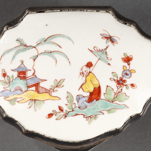 Snuffbox in soft Chantilly paste, Kakiemon decoration circa 1740 - Porcelain & Faience Style Louis XV