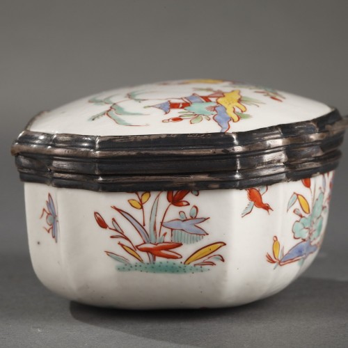 Snuffbox in soft Chantilly paste, Kakiemon decoration circa 1740 - 