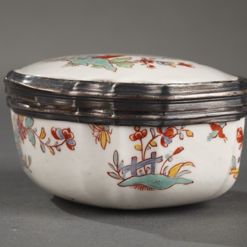 18th century - Snuffbox in soft Chantilly paste, Kakiemon decoration circa 1740