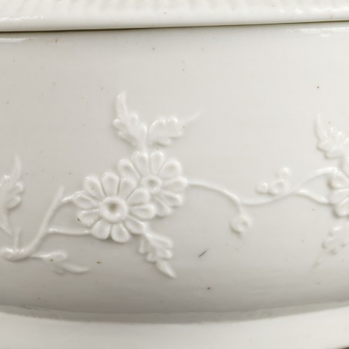 Porcelain & Faience  - Saint-Cloud porcelain covered bowl, circa 1740-1750