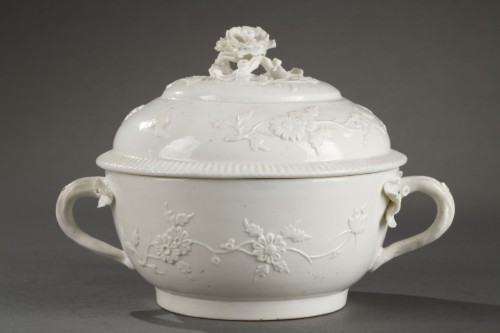 Louis XV - Saint-Cloud porcelain covered bowl, circa 1740-1750