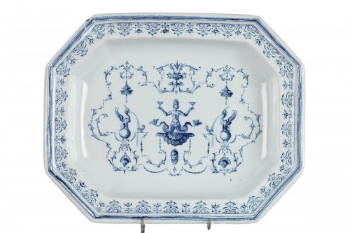 Large dish à la Bérain Montpellier 1st third of the 18th century