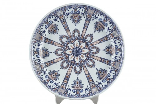 Large radiating dish in Rouen earthenware, early 18th century