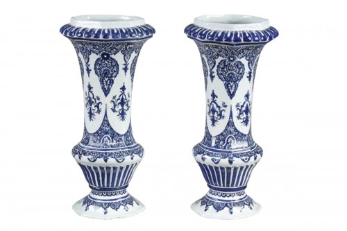 Paire de grands vases balustres en faience de Lille début XVIIIe