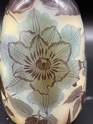 XXe siècle - Emile Gallé - Vase art nouveau aux clématites bleues verre opalescent