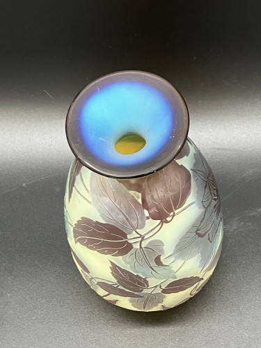 Art nouveau - Emile Gallé - Vase art nouveau aux clématites bleues verre opalescent