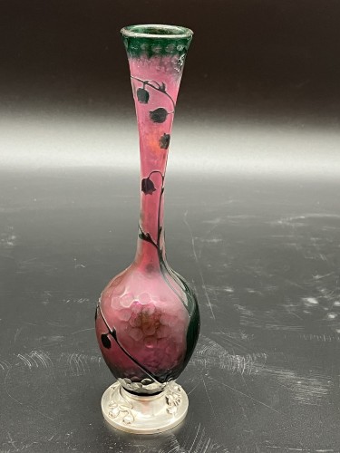 Art nouveau - Daum Nancy - Vase art nouveau au muguet Verre gravé martelé