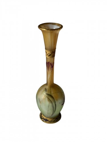 Daum Nancy - Vase miniature "aux tulipes" en verre opalescent gravé émaillé givré et rehaussé