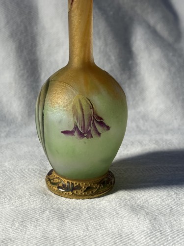 Daum Nancy - Vase miniature "aux tulipes" en verre opalescent gravé émaillé givré et rehaussé - Galerie Vaudemont