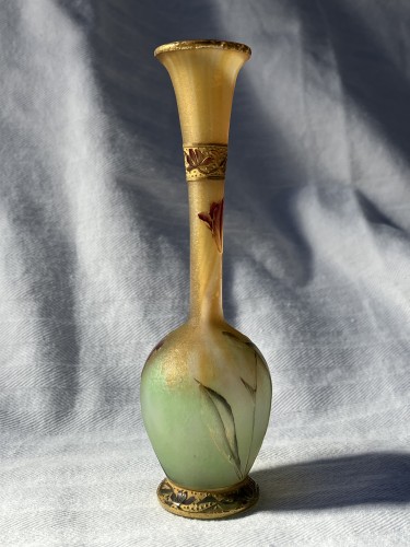 Daum Nancy - Vase miniature "aux tulipes" en verre opalescent gravé émaillé givré et rehaussé - Art nouveau