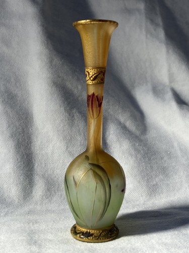 Art nouveau - Daum Nancy - Vase miniature "aux tulipes" en verre opalescent gravé émaillé givré et rehaussé