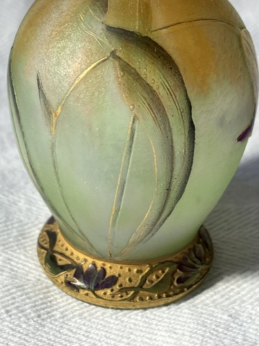 Antiquités - Daum Nancy - Vase miniature "aux tulipes" en verre opalescent gravé émaillé givré et rehaussé