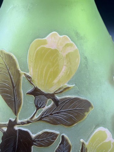 20th century - Gallé - Large Art Nouveau Magnolia Vase