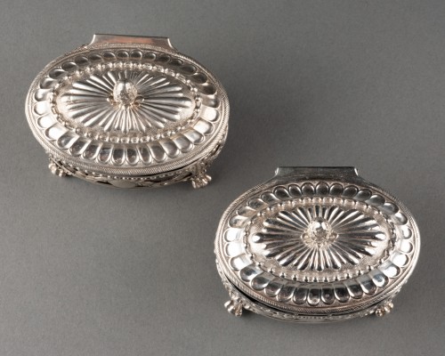 Argenterie et Arts de la table  - Paire de salières couvertes en argent, René Pierre Ferrier reçu en 1775