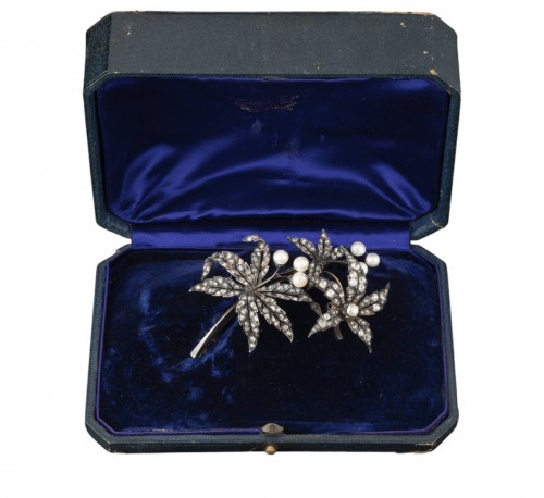 Diamond Shaking Flower Brooch