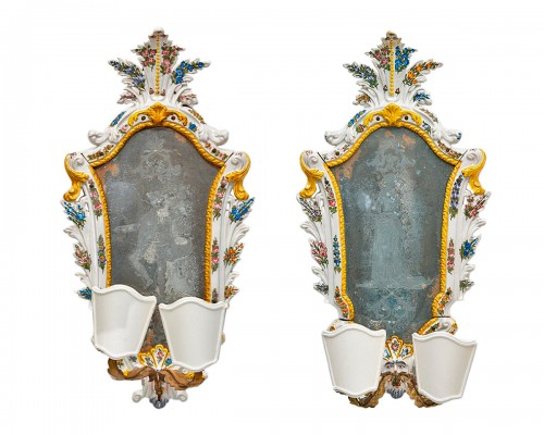 Paire de miroirs vénitiens du XVIIIe siècle en majolique blanche à fleurs polychromes