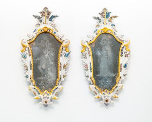 Miroirs, Trumeaux  - Paire de miroirs vénitiens du XVIIIe siècle en majolique blanche à fleurs polychromes
