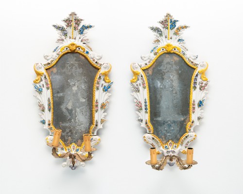 Paire de miroirs vénitiens du XVIIIe siècle en majolique blanche à fleurs polychromes - Galleria Sinigaglia