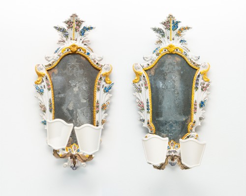 XVIIIe siècle - Paire de miroirs vénitiens du XVIIIe siècle en majolique blanche à fleurs polychromes
