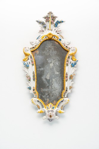 Antiquités - Paire de miroirs vénitiens du XVIIIe siècle en majolique blanche à fleurs polychromes