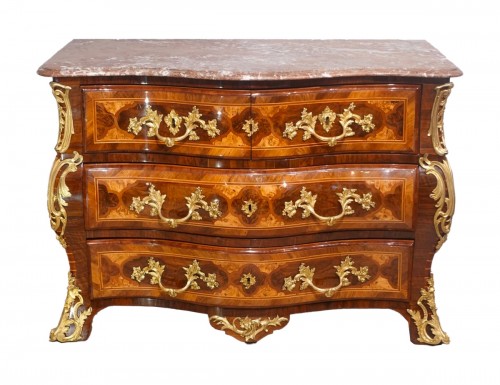 Generously curved tomb chest of drawers from the Regency period