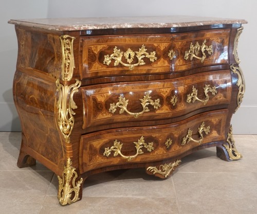Generously curved tomb chest of drawers from the Regency period - Furniture Style French Regence