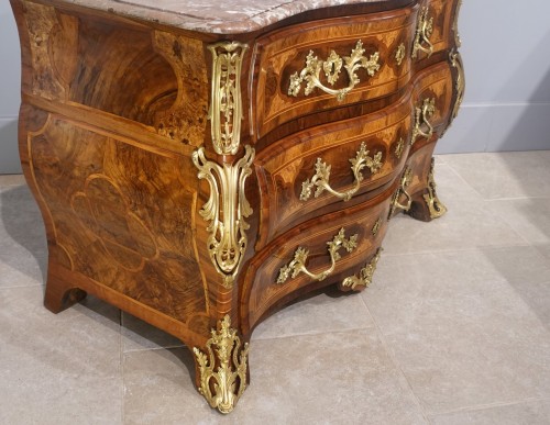 Furniture  - Generously curved tomb chest of drawers from the Regency period