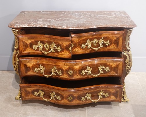 Generously curved tomb chest of drawers from the Regency period - 
