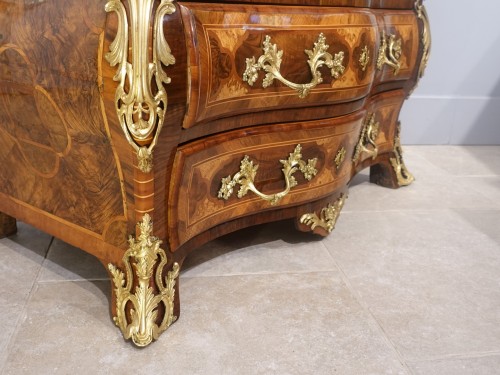 18th century - Generously curved tomb chest of drawers from the Regency period