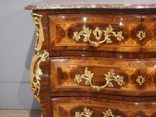 Antiquités - Generously curved tomb chest of drawers from the Regency period