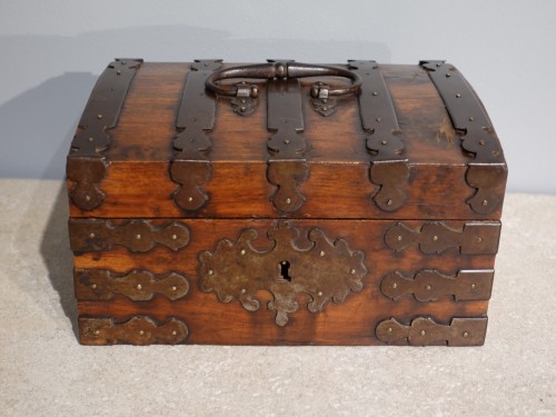 Box in walnut veneer and wrought iron from the 17th century - Objects of Vertu Style Louis XIII