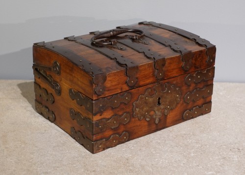 Objects of Vertu  - Box in walnut veneer and wrought iron from the 17th century