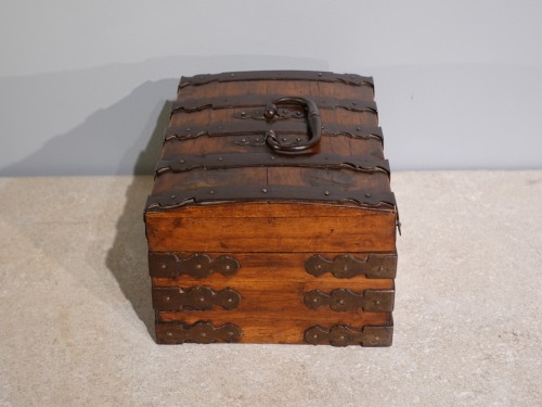 Box in walnut veneer and wrought iron from the 17th century - 