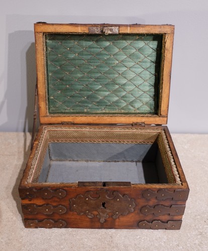 17th century - Box in walnut veneer and wrought iron from the 17th century