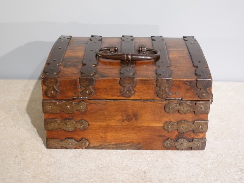 Box in walnut veneer and wrought iron from the 17th century - Louis XIII