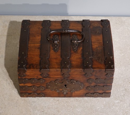 Louis XIII - Box in walnut veneer and wrought iron from the 17th century