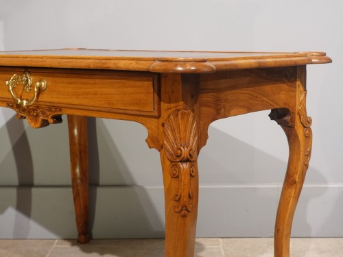 Mobilier Bureau et Secrétaire - Table-bureau en noyer d'époque XVIIIe