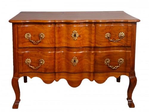 Commode sauteuse en noyer du XVIIIe siècle