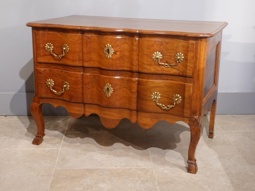 Commode sauteuse en noyer du XVIIIe siècle - Mobilier Style Louis XV